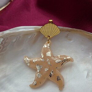 Epoxy oorbellen 'zeester' beige/goud