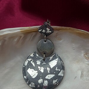 Epoxy oorbellen zilver/grijs