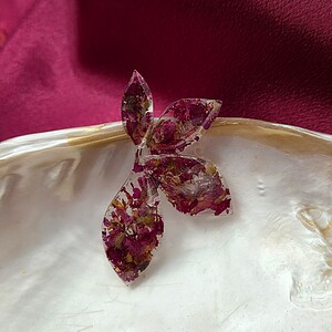 Epoxy oorstekers 'blad' met echte bloemen