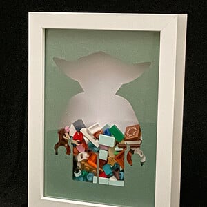 Geef je LEGO reservesteentjes een podium – Unieke baby Yoda display fotolijst (13x18 cm) voor LEGO fans!