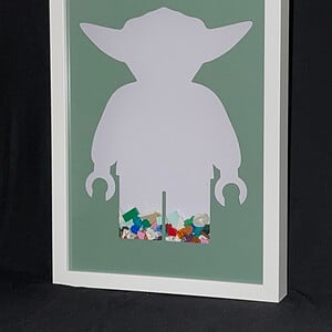 Geef je LEGO reservesteentjes een podium – Unieke baby Yoda display fotolijst (21 x 30 cm) voor LEGO fans!