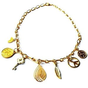 Goudkleurige halsketting met goudkleurige metalen bedels. Handgemaakte ketting met goudkleurige schakels, sluiting, munt, sleutel, boze oog