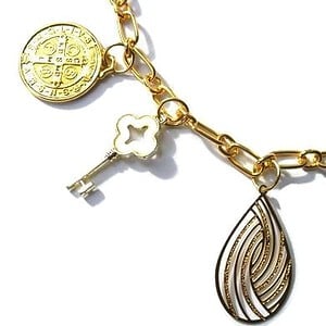 Goudkleurige halsketting met goudkleurige metalen bedels. Handgemaakte ketting met goudkleurige schakels, sluiting, munt, sleutel, boze oog