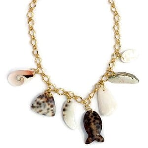 Goudkleurige halsketting met schelp en parelmoer hangers. Handgemaakte ketting met goudkleurige schakels en sluiting. Strand zee zomer Ibiza