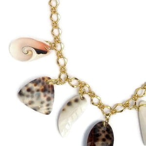 Goudkleurige halsketting met schelp en parelmoer hangers. Handgemaakte ketting met goudkleurige schakels en sluiting. Strand zee zomer Ibiza