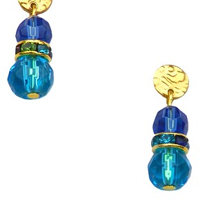 Goudkleurige oorbellen met facetkralen en tussenkralen met strass. Oorstekers met handgemaakte hanger in wit /transparant of blauw/turquoise
