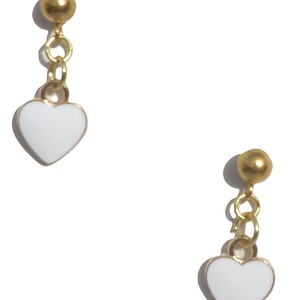 Goudkleurige oorstekers met wit hartje, enamel metalen bedel. Oorbellen voor bruiloft, oorknopjes 5 mm met hartjesbedel, Per Elle sieraden