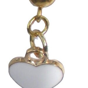Goudkleurige oorstekers met wit hartje, enamel metalen bedel. Oorbellen voor bruiloft,  oorknopjes 5 mm met hartjesbedel, Per Elle sieraden
