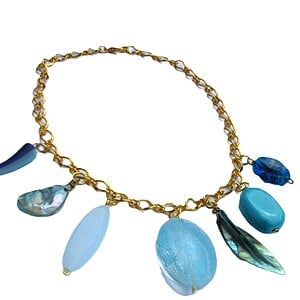 Goudkleurige schakelketting met hangers van schelp, parelmoer, kunsthars en glas. Modieuze halsketting met turquoise bedel, Per Elle ketting