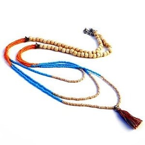 Halsketting met turquoise, oranje, beige rocailles. Handgemaakte ketting met kwastje, 3 rijen glaskralen en beige houten kralen, boho chic