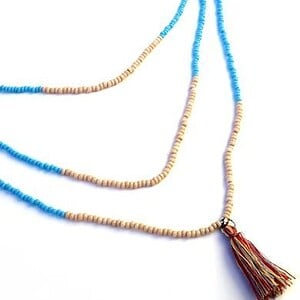 Halsketting met turquoise, oranje, beige rocailles. Handgemaakte ketting met kwastje, 3 rijen glaskralen en beige houten kralen, boho chic