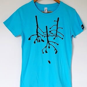 Hand bedrukt azuurblauw katoenen t-shirt, zwarte omgekeerde bomen met een vogel design, women's, large