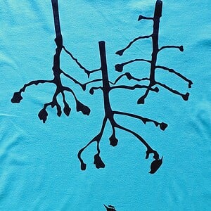 Hand bedrukt azuurblauw katoenen t-shirt, zwarte omgekeerde bomen met een vogel design, women's, large