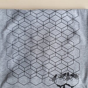 Hand bedrukt grijs katoenen-viscose t-shirt, zwart bijenkorf design, men's, medium