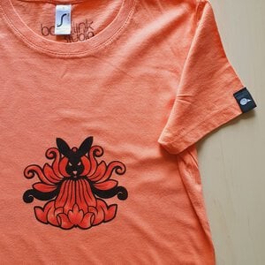Hand bedrukt orange katoenen t-shirt, zwart konijn en rode bloem design, women's, small