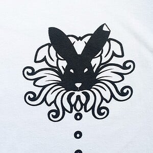 Hand bedrukt wit katoen t-shirt, zwart konijn en bloem design, men's, large
