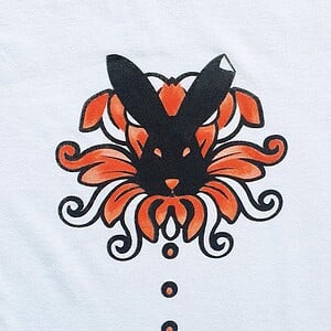Hand bedrukt, wit katoen t-shirt, zwart konijn en rode bloem design, men's, extra large