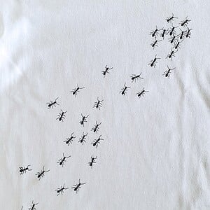 Hand bedrukt wit katoenen kinder t-shirt, zwarte mieren design, kids, 8 jaar