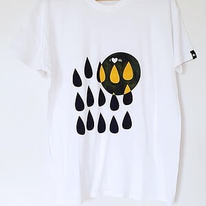 Hand bedrukt wit katoenen t-shirt, zwarte en gele regendruppels design, "I love NL", men's, large