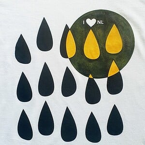 Hand bedrukt wit katoenen t-shirt, zwarte en gele regendruppels design, "I love NL", men's, large