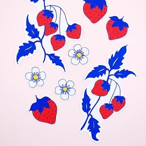 Hand getekende Sticker set, Aardbeien, Blaadjes en Bloemen, Blauw Rood
