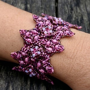 Handegemaakte Byzantijnse kralenarmband roz/ mauve/brons – Swarovski & Miyuki armband met antiek zilveren sluiting