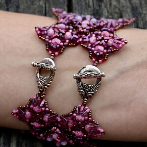 Handegemaakte Byzantijnse kralenarmband roz/ mauve/brons – Swarovski & Miyuki armband met antiek zilveren sluiting