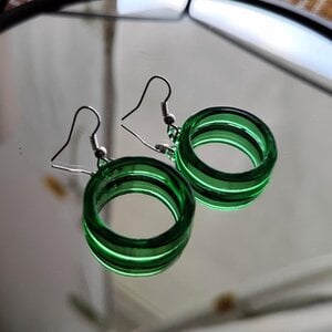 Handgeblazen ronde oorbellen van groen glas
