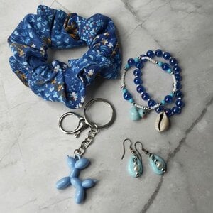 Handgemaakt cadeau setje voor kinderen – armbandjes, scrunchie, sleutelhanger en oorbellen (ook als clip-ons)
