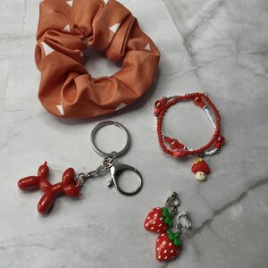 Handgemaakt cadeau setje voor kinderen – armbandjes, scrunchie, sleutelhanger en oorbellen (ook als clip-ons)