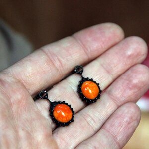 Handgemaakte druppeloorbellen met oranje glas en zwart gepatineerd koper