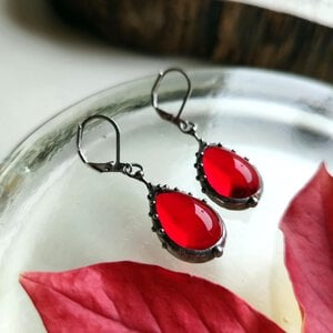 Handgemaakte druppeloorbellen met rood glas en zilverkleurig koper