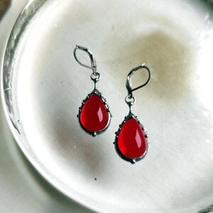 Handgemaakte druppeloorbellen met rood glas en zilverkleurig koper
