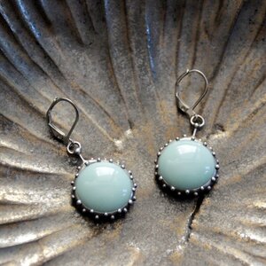 Handgemaakte druppeloorbellen met turquoise glas en zilverkleurig koper
