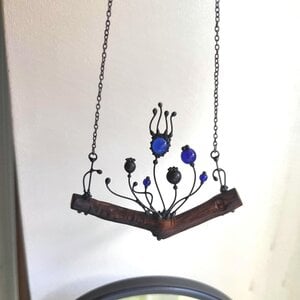 Handgemaakte klaprozenketting met blauw glas en zwart gepatineerd koper