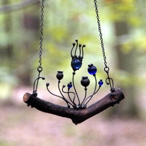 Handgemaakte klaprozenketting met blauw glas en zwart gepatineerd koper