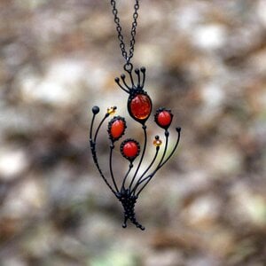 Handgemaakte klaprozenketting met rood glas en zwart gepatineerd koper