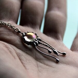 Handgemaakte kwallenketting met transparant glas en zilverkleurig koper