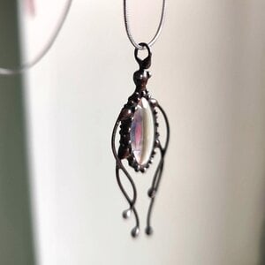 Handgemaakte kwallenketting met zwart glas en zwart gepatineerd koper