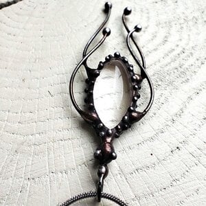 Handgemaakte kwallenketting met zwart glas en zwart gepatineerd koper