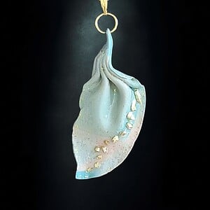 Handgemaakte licht turquoise hanger van klei - boho statement ketting - speciaal verjaardagsgeschenk vriendin