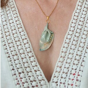 Handgemaakte licht turquoise hanger van klei - boho statement ketting  -  speciaal verjaardagsgeschenk vriendin