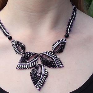 Handgemaakte Miyuki kralenketting met bladeren – zwart, wit en paars | Statement ketting