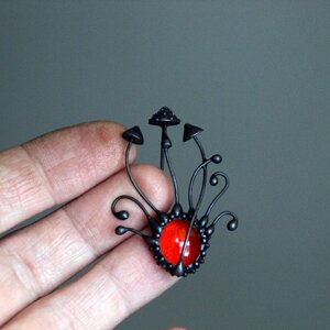 Handgemaakte paddenstoelenbroche met rood glas en zwart gepatineerd koper