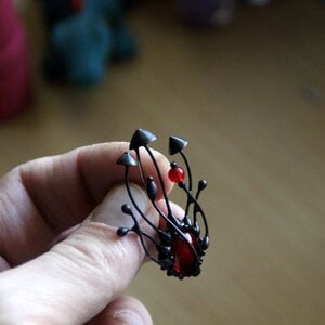 Handgemaakte paddenstoelenbroche met rood glas en zwart gepatineerd koper