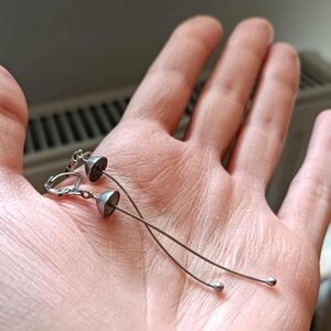 Handgemaakte paddenstoelenoorbellen met lange stelen van zilverkleurig koper en tinlegering