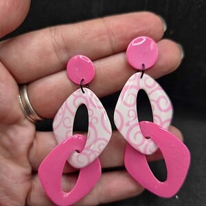 Handgemaakte polymeer klei oorbellen roze – Statement oorbellen met nikkelvrije RVS oorstekers