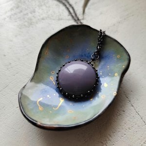 Handgemaakte ronde hangerketting met paars glas en zwart gepatineerd koper