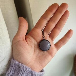 Handgemaakte ronde hangerketting met paars glas en zwart gepatineerd koper