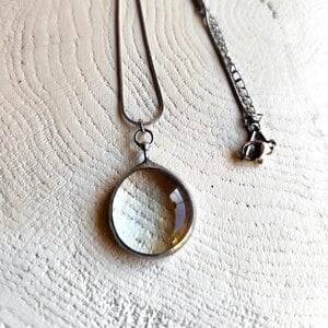 Handgemaakte ronde hangerketting met transparant glas en zilverkleurig koper